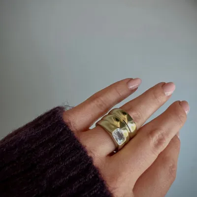 Pierścionek sygnet pozłacany z cyrkonią Signet Brick Gold