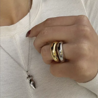 Pierścionek złoty falowany obrączka Tide Gold, srebro pozłacane