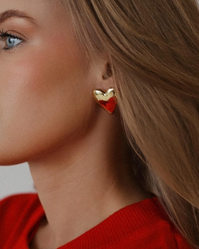 Kolczyki duże serca – pozłacane wkręty z sercem | Snobistiq