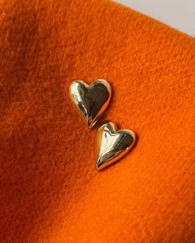 Kolczyki duże serca – pozłacane wkręty z sercem | Snobistiq