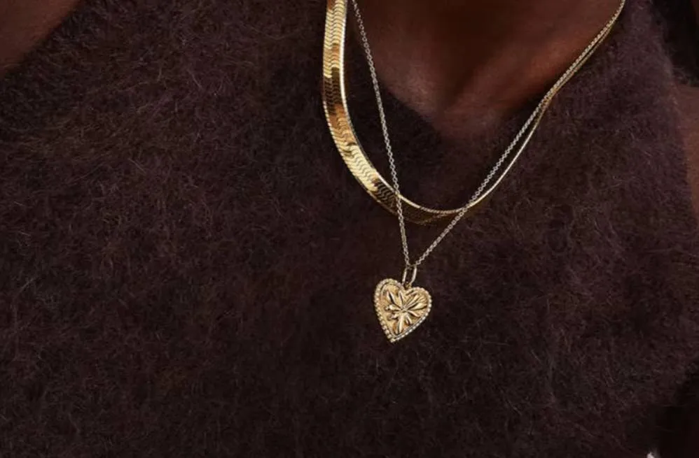 Świąteczny blask – pozłacane i srebrne naszyjniki na wyjątkowe okazje