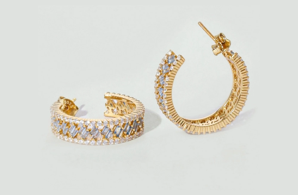 Biżuteria do sukni wieczorowej - jak wybrać idealną oprawę na wielkie wyjście