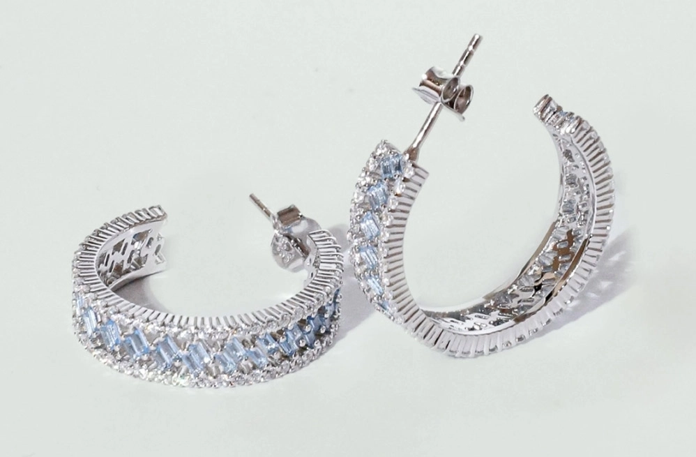 Kolczyki srebrne – Ponadczasowa elegancja dla każdej kobiety