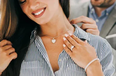 Klasyczna elegancja: Biżuteria, która nigdy nie wyjdzie z mody