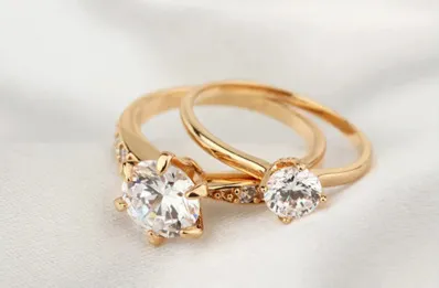 Czego symbolem jest pierścionek zaręczynowy: Historia i symbolika