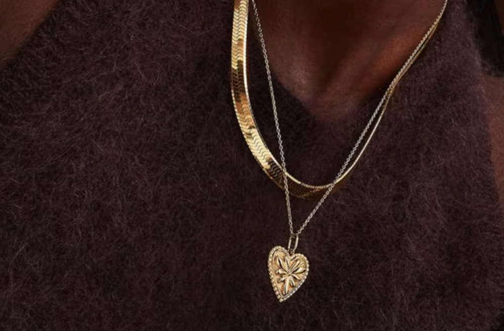 Jak nosić naszyjnik z serduszkiem, by wyglądał wyjątkowo?